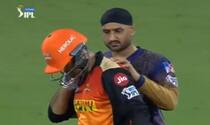 Harbhajan Singh’s Heartwarming Gesture Towards Mohammad Nabi During SRH vs KKR IPL 2021 Game is Spirit of Cricket | WATCH VIDEO