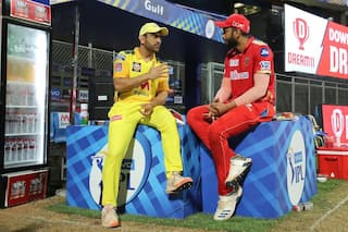 MS Dhoni Passing Tips to Shahrukh Khan After Chennai Beat Punjab in IPL 2021 is Breaking The Internet | SEE POST