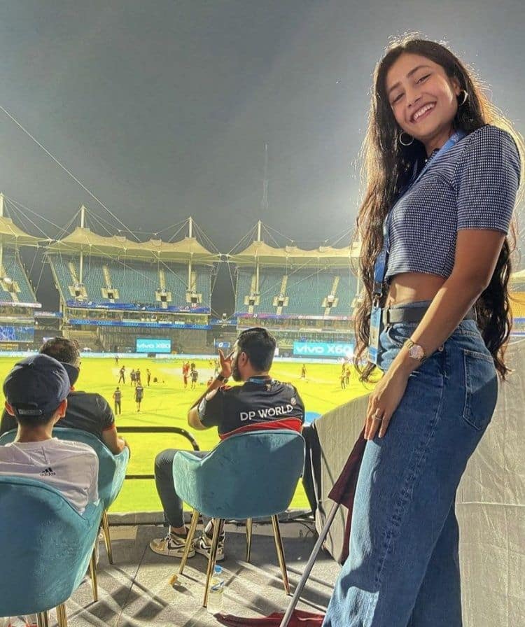धनश्री आईपीएल 2021 में युजवेंद्र चहल की टीम आरसीबी को सपोर्ट करते हुए स्टेडियम में नजर आई हैं