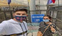 सरकारी स्कूल में Ishant Sharma ने लगवाई वैक्सीन, दिल्ली के उपमुख्यमंत्री Manish Sisodia बोले- थैंक्यू