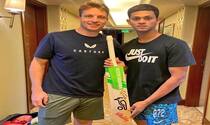 Ipl 2021 jos buttler presents an autographed bat to yashasvi jaiswal says enjoy your talent 4640789