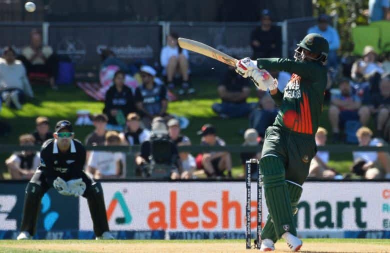 बांग्लादेश के कप्तान तमीम इकबाल पर श्रीलंका के खिलाफ ढाका में खेले गये विश्व कप सुपर लीग श्रृंखला के तीसरे एकदिवसीय मैच के दौरान अभद्र भाषा के इस्तेमाल करने पर मैच फीस के 15 प्रतिशत जुर्माना लगाया गया है।