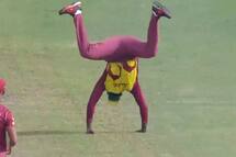 Video: मस्त अंदाज में नजर आए Chris Gayle, विकेट मिलने के बाद मारने लगे गुलाटी