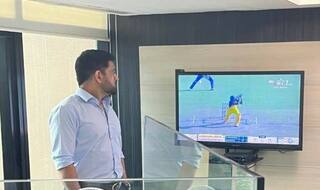 Ms dhoni watches shahrukh khans match finishing innings in smat final will srk be seen in csk in ipl 2022 5105990