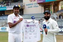 IND vs NZ: Selfless Ravichandran Ashwin Puts the Limelight Back on Mumbai-Born Ajaz Patel, Gifts Signed Shirt to Kiwi Spinner | Watch Video