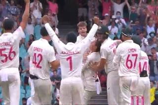 Cricket news ashes aus vs eng 4th test steve smith takes 1st test wicket after 62 months video goes viral 5178191
