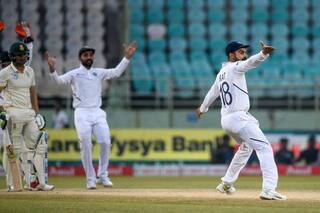 Virat Kohli’s Sarcastic Jibe At Dean Elgar Caught on Stump Mic During 3rd Test Between Ind-SA at Cape Town | Watch Viral Video