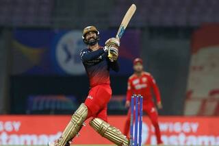 RCB vs KKR: Dinesh Karthik Picks Sunil Narine, Varun Chakravarthy as The X-Factor Ahead of IPL 2022 Game