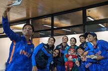 Cricket new indw vs pakw indian women team players spent time with pakistan captain bismah maroof daughter fatima 5272602