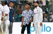 IND vs SL: Virat Kohli Fans Arrested For Breaching Security to Click Selfies; Four Arrested
