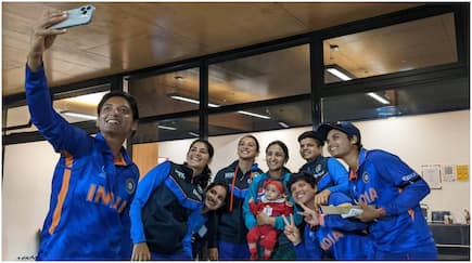 Indian Women’s Team Shares a Heart-Warming Moment With Pak Skipper Bismah Maroof’s Daughter | Watch Video
