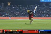 IPL 2022: ‘Baby AB’ Dewald Brevis Dismisses Virat Kohli During RCB vs MI; Fans React