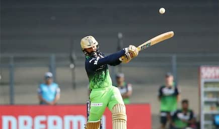 watch video how virat kohli bows down to dinesh karthik after rcb wicket-keeper batter played brilliant innings