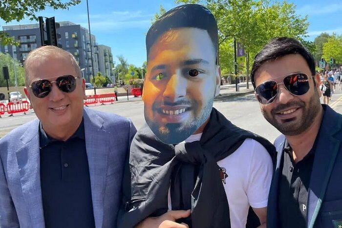 MS Dhoni can be seen donning a Rishabh Pant cut-out mask
