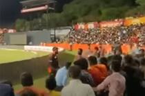 watch video how murali vijay got angry on fans chanting dinesh karthik name