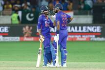 Dinesh Karthik Bows Down To Hardik Pandya After Winning Six