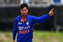 kuldeep yadav meets with ryan burl in zimbabwe after U19 World Cup