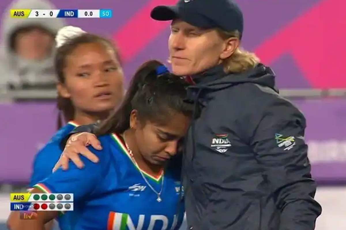 fans unhappy after penalty shoot out controversy in india vs australia women hockey semifinal match in cwg