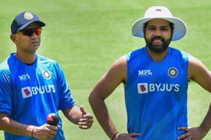head coach rahul dravid joins indian cricket team before match against pakistan in asia cup 2022