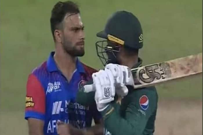 VIDEO: हरकतों से बाज नहीं आ रहे पाकिस्तानी क्रिकेटर आसिफ अली, एक बार फिर उठाया हाथ