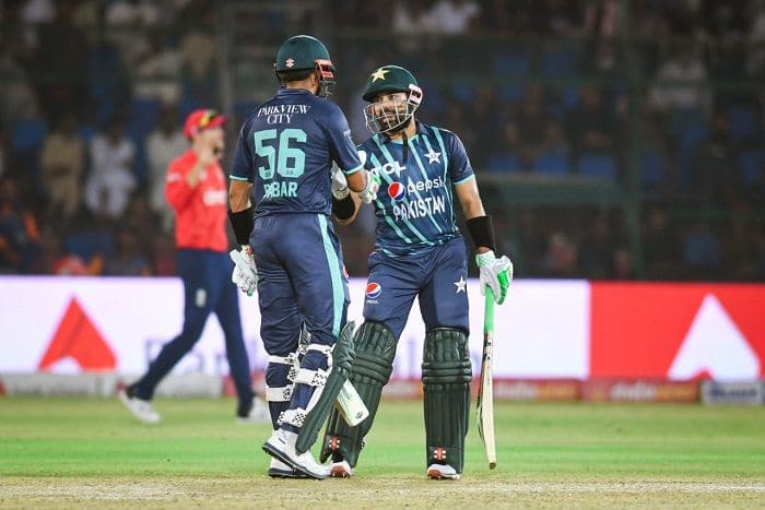 इंग्लैंड के खिलाफ चौथे T20I मुकाबले में उतरते ही पाकिस्तान ने जड़ दिया अनोखा दोहरा शतक