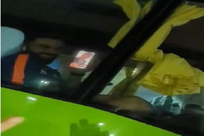 स्टेडियम के बाहर फैंस को कोहली ने बस से मोबाइल पर दिखाई अनुष्का की तस्वीर, वायरल हुआ वीडियो 