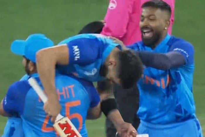 T20 World Cup 2022, IND vs PAK: Picture Perfect As Rohit Lifts Kohli On His Shoulders at MCG | VIDEO