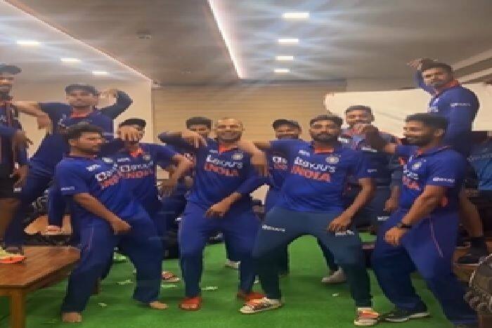 दक्षिण अफ्रीका के खिलाफ जीत के बाद पंजाबी गीत पर झूमे भारतीय खिलाड़ी, देखें वीडियो