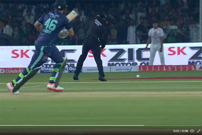 ओह, तेरी! हटने का भी वक्त नहीं मिला, पाकिस्तानी अंपायर को मैच के दौरान लगी गेंद, हंसी में छुपाया दर्द