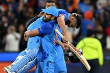 IND vs PAK: रोहित ने गोद में उठाया, हार्दिक ने गले लगाया, कोहली की पारी का मैजिक ही अलग