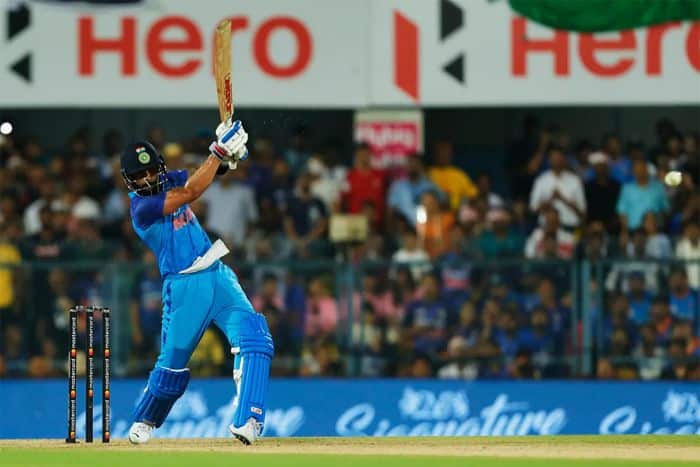 किंग कोहली के नाम एक और रिकॉर्ड, टी20 में 11000 रन बनाने वाले पहले भारतीय बने