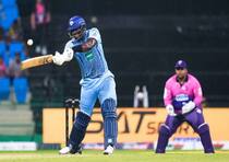 Carlos Brathwaite four sixes in andre Russell over in abu dhabi T10 league