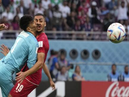 FIFA World Cup, ENG vs IRN: Iran Goalkeeper Ali Beiranvand Carried off The Field Following Collision With Teammate Majid Hosseini | VIDEO