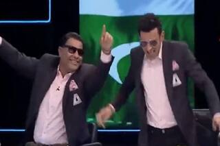 Watch Video Shoaib Malik Waqar Younis dance viral after pakistan victory in t20 world Cup 2022
