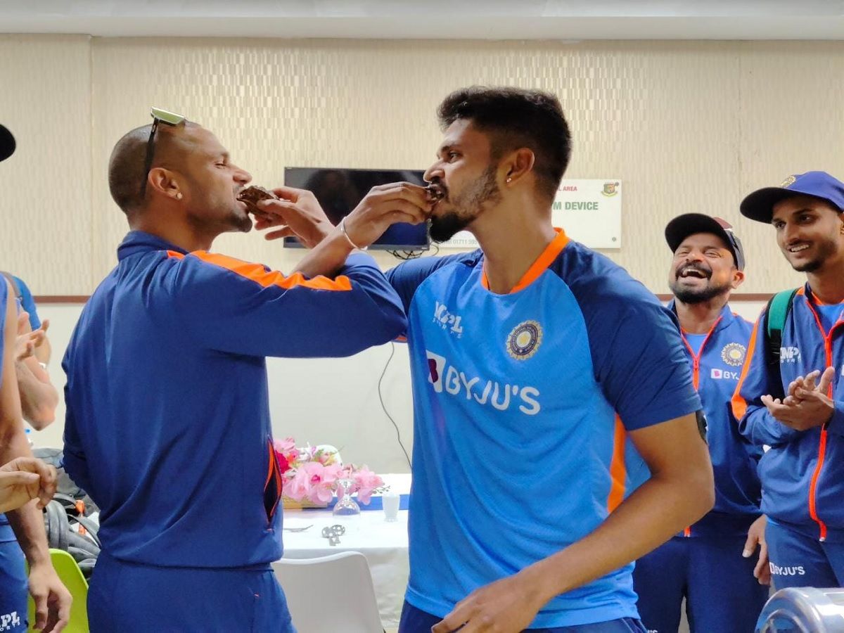 शिखर धवन और श्रेयस अय्यर ने टीम इंडिया के साथ मनाया बर्थडे, सामने आई तस्वीर