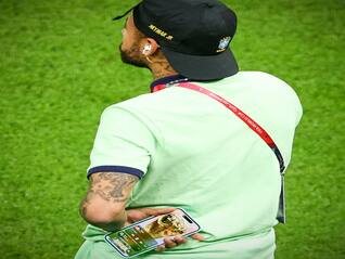 What's There On Neymar's Phone Wallpaper?