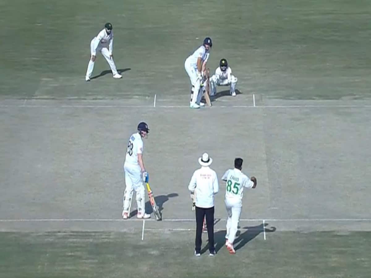 रावलपिंडी टेस्ट में दिखा अजीबोगरीब नजारा, बाएं हाथ से शॉट लगाने लगा ये राइट हैंड बल्लेबाज
