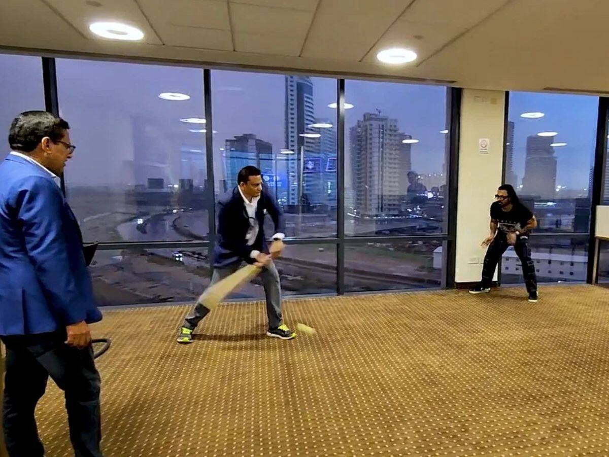 Just Like Old Times: Mohd Azharuddin, Wasim Akram Enjoy Indoor Cricket, Video Goes Viral