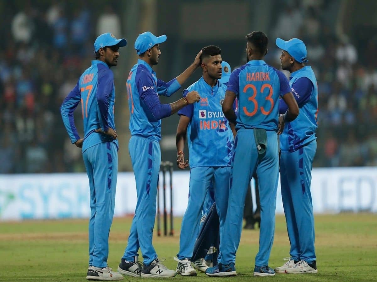 IND v SL, 1st T20I: Hardik Pandya Encourages, Shivam Mavi Delivers With A Four-Fer