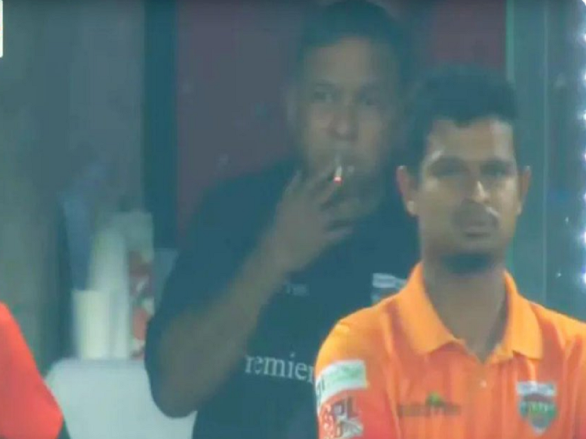 Live क्रिकेट मैच में हेड कोच ने सुलगाई सिगरेट, सोशल मीडिया पर फोटो वायरल