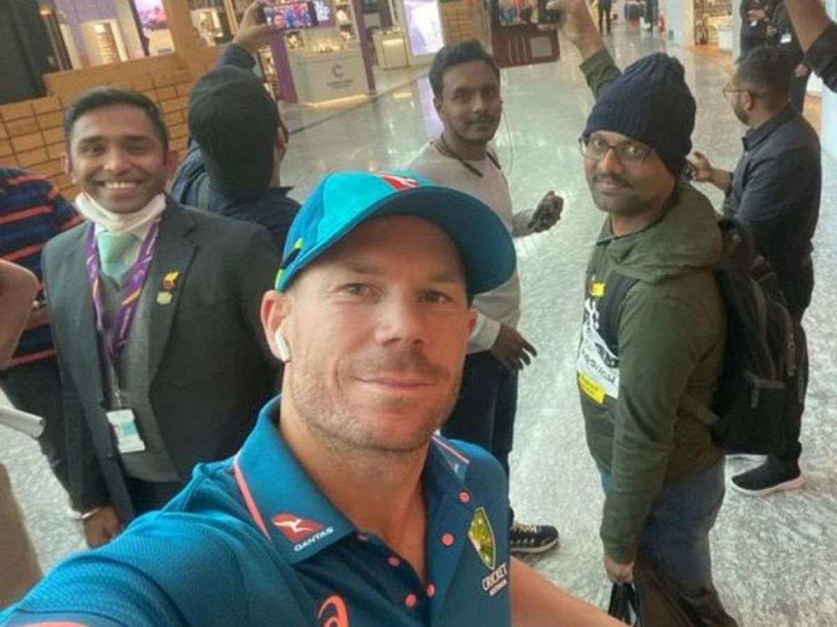 Usman Khawaja Can't Stop Laughing As David Warner Mobbed By Fans In India For Selfies