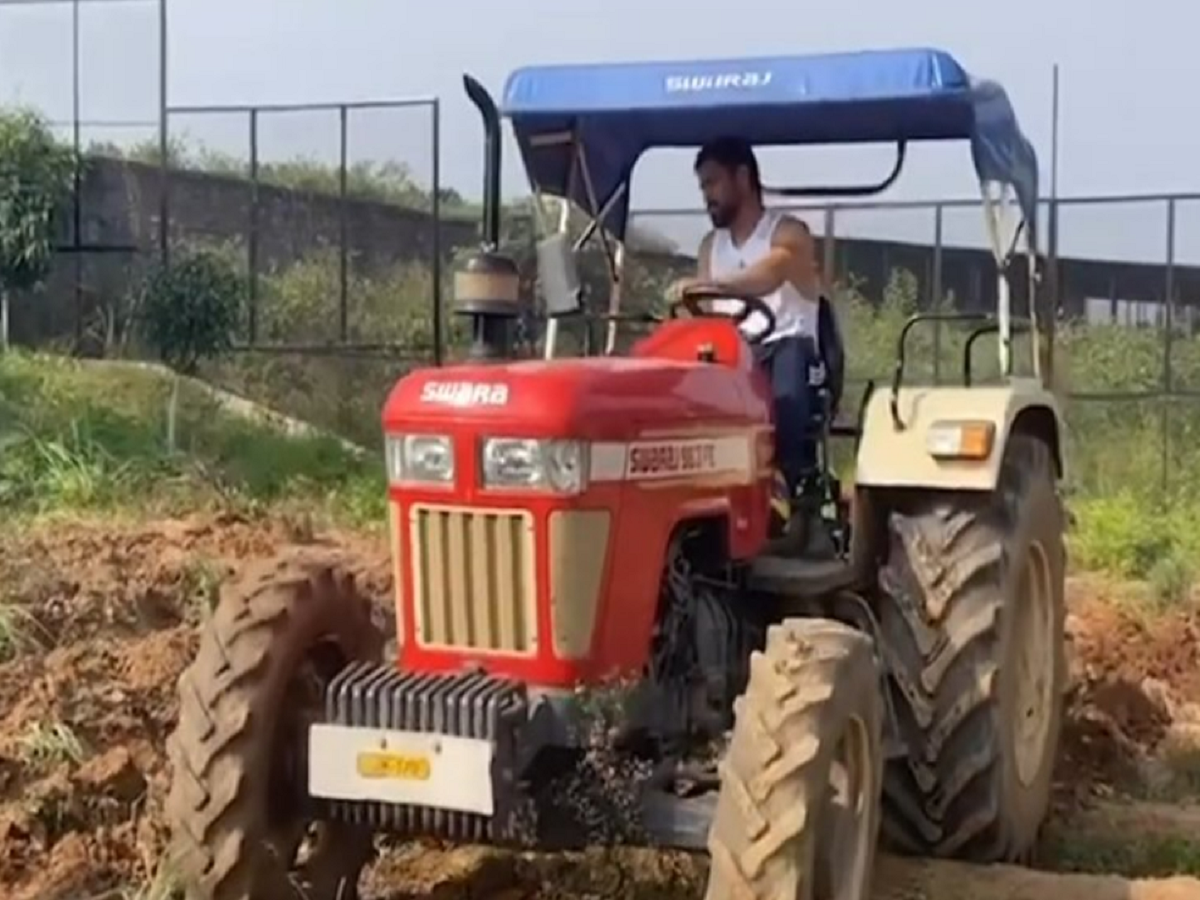 VIDEO: क्या आपने देखा धोनी का देशी अवतार, खेत में जमकर दौड़ाया ट्रैक्टर
