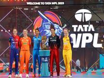 5 कप्तानों ने WPL की शानदार ट्रॉफी से कुछ इस तरह उठाया पर्दा, देखें VIDEO