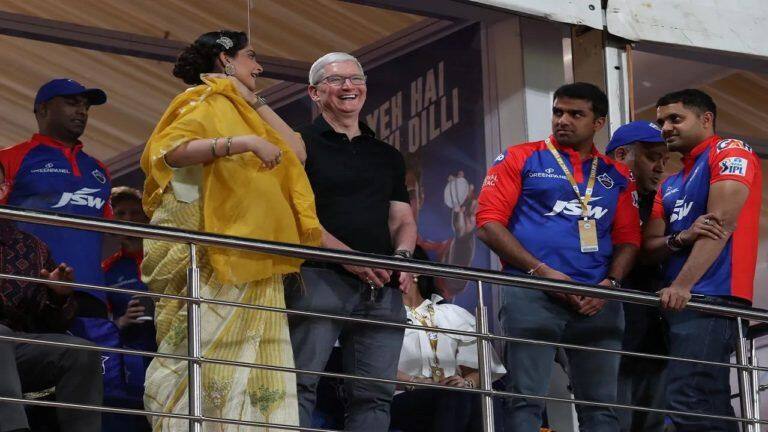 IPL 2023: एप्पल के CEO टिम कुक दिल्ली-कोलकाता मैच देखने पहुंचे, अभिनेत्री  सोनम कपूर भी आईं नजर