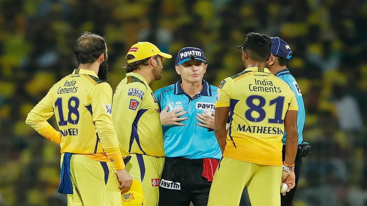 Dhoni Umpire