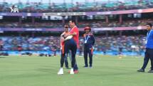 DC vs RCB: बचपन के कोच को देखते ही दौड़ पड़े कोहली, फिर किया कुछ ऐसा; VIDEO वायरल 