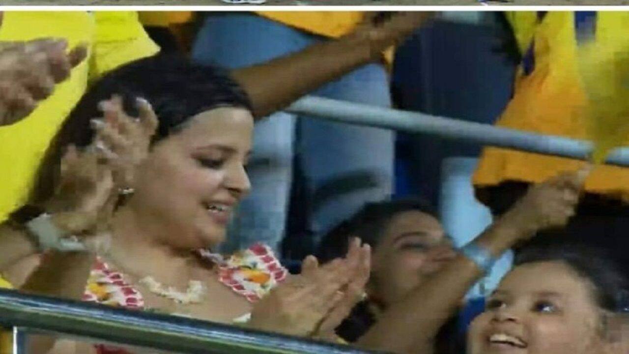 IPL 2023: धोनी के छक्कों पर खुशी से उछल पड़ीं बेटी जीवा और वाइफ साक्षी, देखें VIDEO