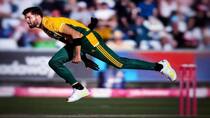 VIDEO: Shaheen Afridi caught on camera wearing a torn shoe, told the reason on asking questions