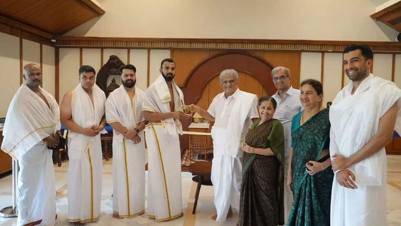 KL Rahul, KL Rahul return, KL Rahul injury, KL Rahul visits temple, KL Rahul visits Sri Kshetra Dharmasthala Manjunatha Swamy Temple, Asia Cup 2023