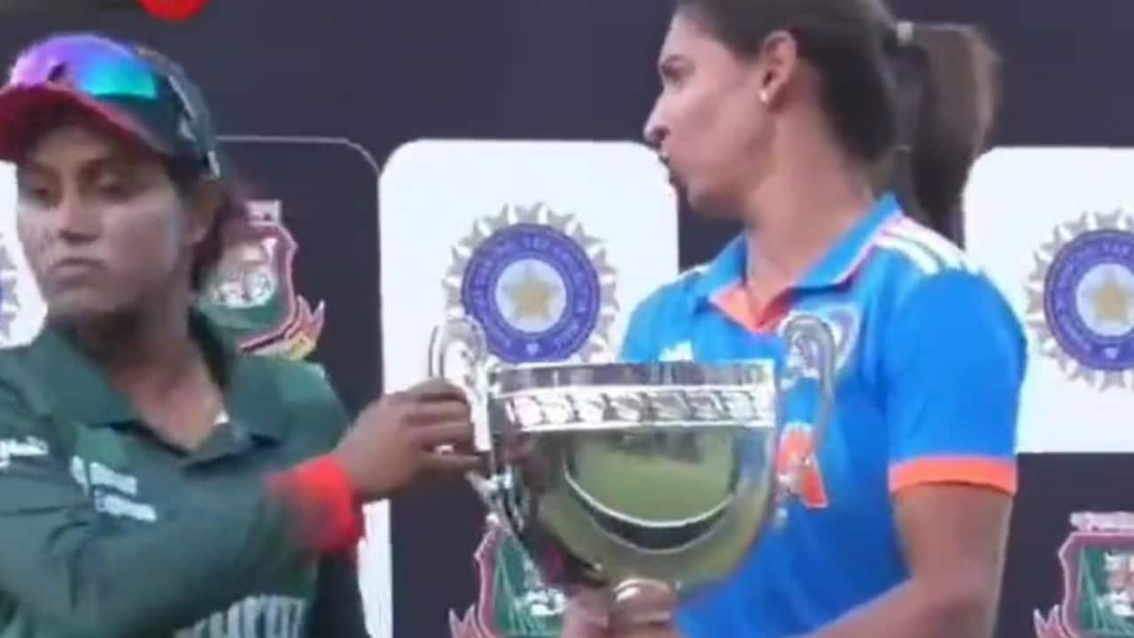 Harmanpreet Kaur Sledges Nigar Sultana